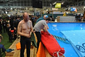 Nikwax - Schwimmen im Schlafsack